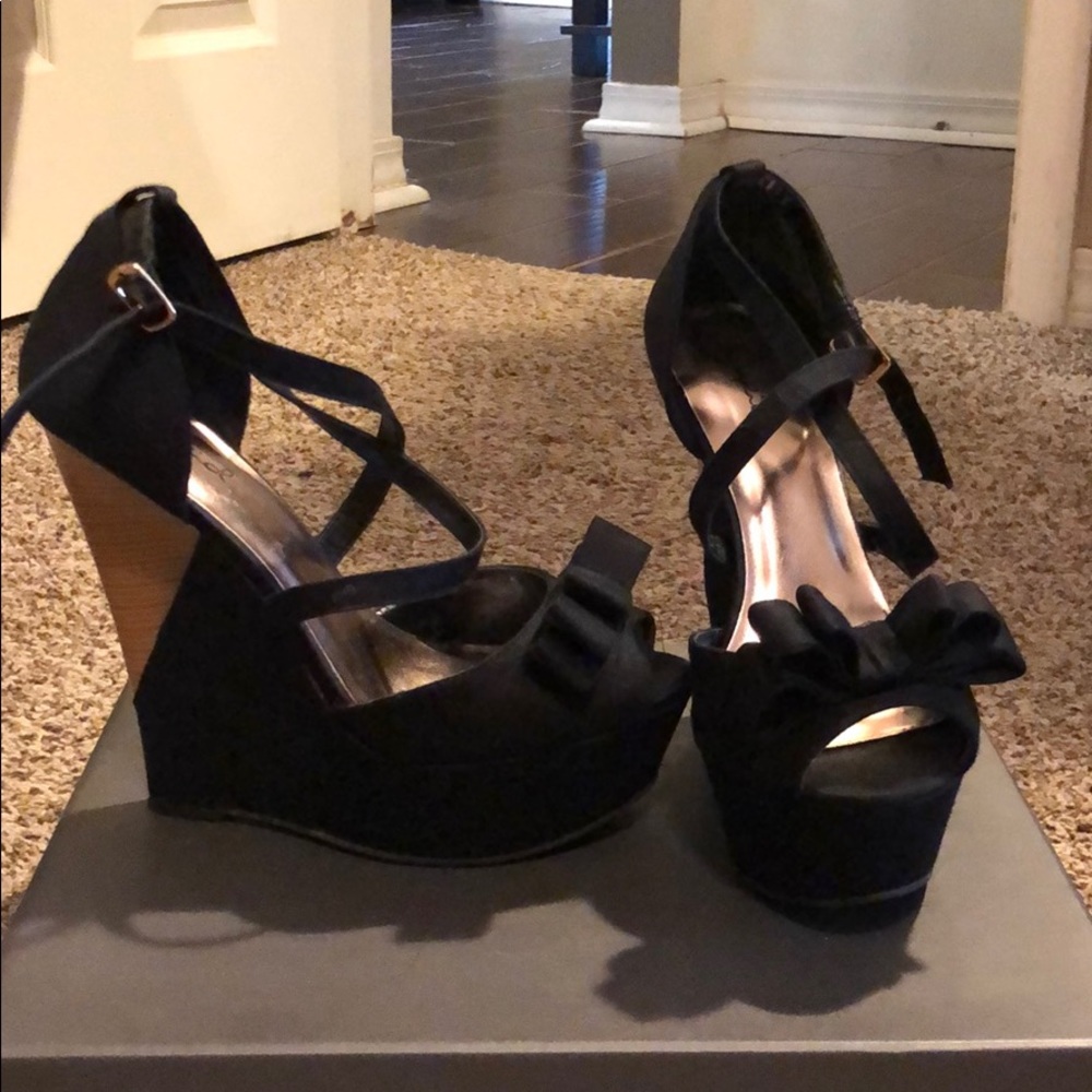 Black wedge heel